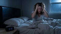 Por qué los calambres nocturnos interrumpen el sueño y qué hábitos ayudan a prevenirlos