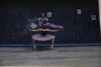 Estudian danza con duelas y barras dañadas