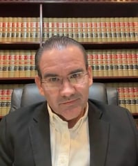 Juez suspendido en Maverick vincula denuncia con decisiones presupuestales