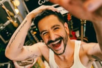 Camilo prepara a su hija Índigo para comer chile mexicano antes de gira