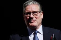Crece presión sobre Keir Starmer tras derrota electoral laborista