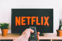 Texas demanda a Netflix por presunto espionaje y uso de datos de menores