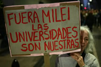 Miles marchan en Argentina contra recortes universitarios de Milei