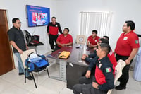 Bomberos reciben capacitación en soporte vital y uso de desfibrilador