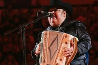 Ramón Ayala rompe en llanto durante conferencia por demanda contra su hijo