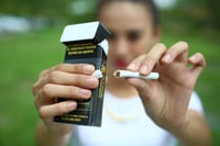 Cofepris alerta por cigarros ilegales vendidos en México