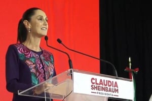 Claudia Sheinbaum enfrentará el reto de elevar la recaudación de impuestos para pagar los programas sociales, según analistas.  La Presidenta electa de México,