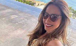 La conductora Cynthia Rodríguez confirma que el animal print siempre es una gran elección para nuestros looks de playa  El animal print tiene la apreciada