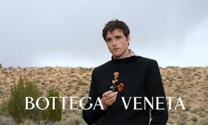 El actor australiano Jacob Elordi deslumbra con una serie de looks elegantes y atemporales en paisajes desérticos  La marca de lujo Bottega Veneta ha lanzado