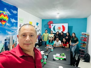 Más que maestro de inglés, ayuda a abrir nuevas oportunidades.   Formador de innumerables jóvenes y profesionistas que con el inglés les abre nuevas