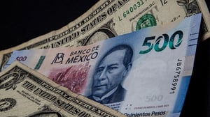 El índice dólar, frente a las otras seis principales divisas del mundo, amanece con una apreciación de 0.31%.   La divisa mexicana en los mercados