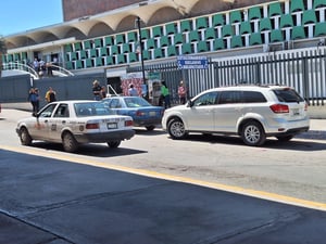 Pacientes piden a Tránsito y Vialidad prohibir el uso de la rampa por taxistas.  Derechohabientes del Seguro Social se han quejado por como los taxistas