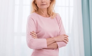 La menopausia es una etapa natural en la vida de las mujeres que generalmente ocurre entre los 45 y 55 años y se define por el cese de los ciclos menstruales.