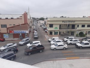 Las largas filas comenzaron a formarse desde las 5:00 a.m., con texanos y estudiantes.  Miles de vehículos con placas fronterizas y mexicanas cruzan