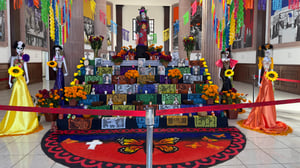 Con esta ofrenda, el Congreso de Coahuila se suma a las celebraciones del Día de Muertos.   Como tributo para celebrar su legado y participación en la vida