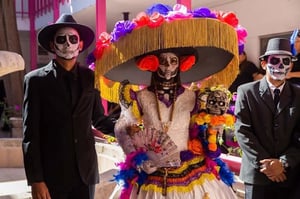 Más de 760 laguneros participaron en el Desfile de Día de Muertos, que recorrió las calles desde la Fuente del Pensador.  Torreón, Coahuila.- El pasado vienes