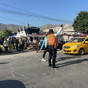 Más de 30 mil personas acudieron a los panteones de Torreón entre el viernes y la mañana del sábado.  Torreón, Coahuila.- Jorge Luis Juárez Llanas, director