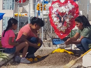 Los comerciantes esperan más clientes por la tarde, tras la jornada laboral.  Es una tradición que va pasando de generación en generación y que lejos