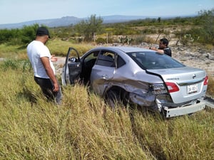 Los vehículos quedaron con daños de consideración.  Un fuerte accidente entre un vehículo Jetta y un Nissan Sentra se registró la tarde del domingo