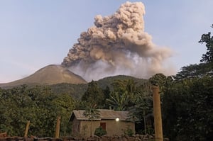 Indonesia alberga más de 400 volcanes, de los que al menos 129 continúan activos y 65 están calificados de peligrosos.   Al menos nueve personas han fallecido