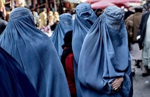 La voz de una mujer se considera “awrah”, es decir, algo que debe cubrirse.   Las prohibiciones del régimen talibán en torno a las mujeres de Afganistán