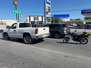 Ambos fueron invitados a dialogar para llegar a un acuerdo amistoso.  Una colisión entre una motocicleta y una camioneta en la Zona Centro de Monclova, dejó