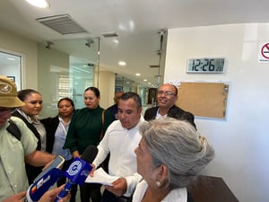 Regidores de Múzquiz denuncian a la alcaldesa Tania Flores  Los regidores del municipio de Múzquiz presentaron este lunes una denuncia ante el Congreso