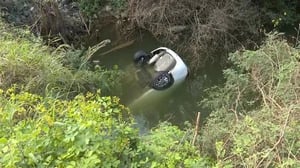 Al lugar arribaron paramédicos de Protección Civil de Santiago y brindaron los primeros auxilios al conductor qué salió por su propio pie.  Un vehículo cayó