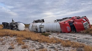 La zona se mantiene aún acordonada.  Un tráiler de doble remolque que transportaba dos pipas con más de 60 mil litros de diésel volcó la mañana del martes