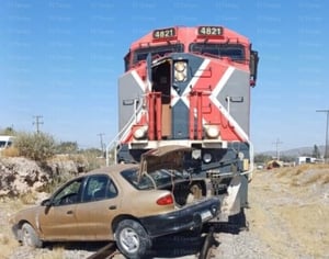 El auto fue arrastrado varios metros.  Un conductor vivió un verdadero susto la tarde del martes cuando el tren del Grupo México Transportes embistió