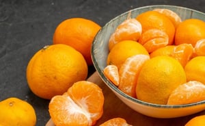 Las mandarinas, que brillan durante el otoño, son más que un simple tentempié refrescante; esta fruta cítrica ofrece numerosos beneficios para la salud, aunque