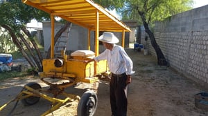     Don Lorenzo está en buen estado de salud, pero los gastos médicos son un desafío.  Lorenzo Rodríguez o “El Tío”, es un vendedor ambulante de 101 años,