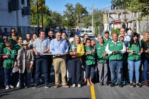 La alcaldesa agradece la paciencia de los vecinos y reconoce el trabajo del personal de SIMAS y Obras Públicas.  Al encabezar la entrega de la pavimentación