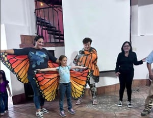 Guardaparques José Dávila ofrece información educativa sobre la fascinante migración de la especie.  En Monclova se sigue esperando el paso de la mariposa