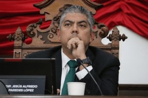 Paredes se declara “manolista” y reafirma su apoyo al gobernador Manolo Jiménez.  El diputado independiente Alfredo Paredes, exmiembro de Acción Nacional