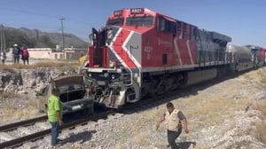 Un adulto mayor sufrió un accidente en Castaños, Coahuila, cuando su vehículo fue impactado y arrastrado más de 300 metros por un tren. El incidente ocurrió