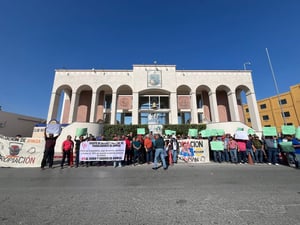 Exigen el pago total de salarios pendientes y finiquitos al 100% según el contrato colectivo de trabajo.  El grupo de Defensa Laboral de Trabajadores de Altos