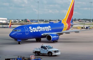 La aeronave fue retirada de servicio, según la aerolínea Southwest Airlines.   Una bala impactó el fuselaje de un avión de Southwest Airlines que se preparaba