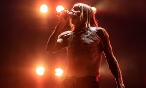 Con una melena larga y un chaleco que, en poco menos de 30 segundos, lanzó al público, Iggy Pop hizo su aparición en el escenario del Corona Capital.