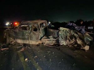 La camioneta quedó completamente destrozada.  Una mesa de madera abandonada en el kilómetro seis de la carretera Saltillo-Monclova, a la altura del ejido