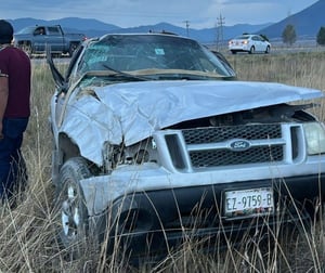 Las autoridades locales investigan las causas del percance.  Durante la tarde del domingo, una aparatosa salida de camino con volcadura dejó como saldo