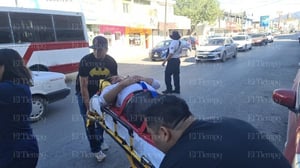 Minutos después, socorristas arribaron al lugar, estabilizándolo y trasladándolo de urgencia a un hospital.  Un estudiante del Conalep fue embestido