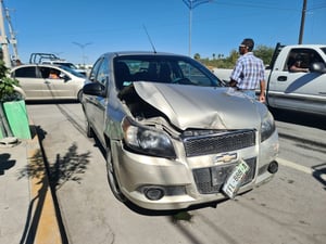 Ambos vehículos terminaron con daños considerables, dejando una escena que llamó la atención de los vecinos y conductores que pasaban por el lugar.