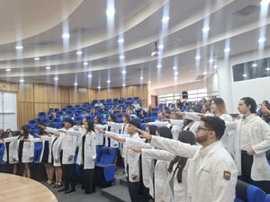 Estudiantes reciben la bata blanca, reafirmando su compromiso con la ética y responsabilidad profesional.  Se realizó la tradicional ceremonia de imposición