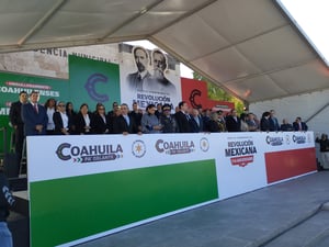 El desfile incluyó exhibiciones deportivas y actos cívicos, con la participación de instituciones educativas, fuerzas armadas y grupos civiles.  Este