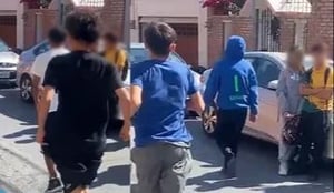 En el video se logra apreciar como un joven es atacado a golpes, tras salir de clases de la preparatoria.  Un estudiante de una preparatoria en el municipio