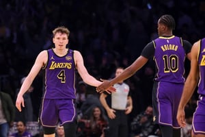 Dalton Knecht brilló al encestar nueve triples, igualando el récord de un novato en un partido de la NBA, y sumó 37 puntos en la victoria de los Lakers