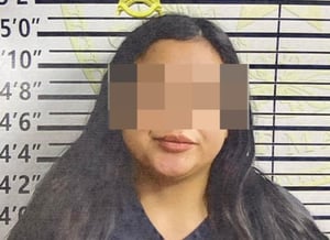 Sifuentes tenía una orden de arresto por causar lesiones a un menor en Houston.  Jessica Paola Sifuentes, de 25 años, fue arrestada en el Puente Internacional