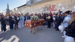 Despedida emotiva con globos blancos, compañeros y docentes lanzaron globos en su memoria tras su adiós.  El cuerpo de Raymundo Martínez Morquecho de 21 años