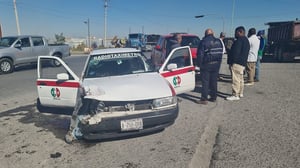 Ambos vehículos quedaron con daños materiales significativos.  Un aparatoso accidente vial se registró en el libramiento Carlos Salinas de Gortari